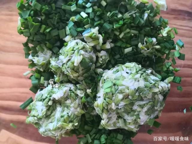 槐花饺子馅怎么做好吃(冻槐花怎么做好吃又简单)