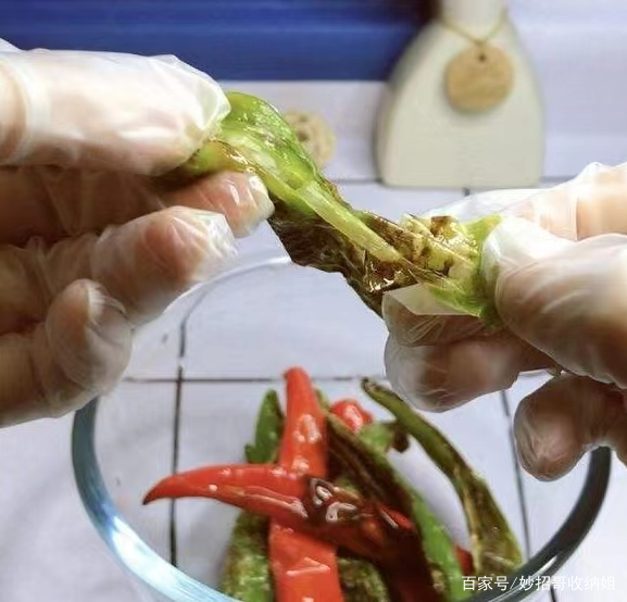 切完辣椒后手很辣怎么办 切完辣椒后手很辣怎么办越洗越疼